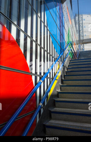 Daniel Buren's Diamonds and Circles arte concettuale alla stazione della metropolitana di Tottenham Court Road, Londra, Inghilterra, Regno Unito Foto Stock