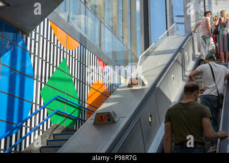 Daniel Buren's Diamonds and Circles arte concettuale alla stazione della metropolitana di Tottenham Court Road, Londra, Inghilterra, Regno Unito Foto Stock