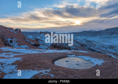 Paesaggio invernale presso il Parco Nazionale di Arches, Utah, Stati Uniti, all'alba. Foto Stock