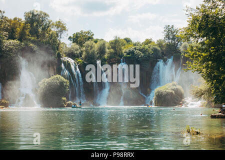 Cascata Kravica - una cascata di tufo in Bosnia ed Erzegovina, attira molti turisti per un tuffo rinfrescante per sfuggire al caldo estivo Foto Stock
