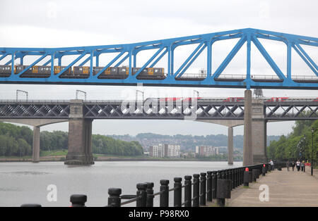 I ponti di Newcastle e Gateshead attraversando il Fiume Tyne trasporto ferroviario principale, metro su rotaia e su strada. Con i treni su entrambi i ponti. Foto Stock