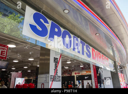 Sport Direct shop front, Oxford Street, London, Regno Unito Foto Stock