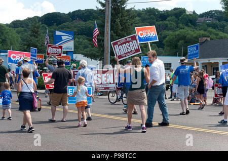 Mendota, MN/USA - Luglio 14, 2018: i sostenitori delle campagne politiche tenere segni e marzo in strada nel corso annuale di giorni Mendota parade. Foto Stock