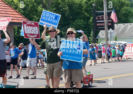 Mendota, MN/USA - Luglio 14, 2018: Sostenitori di candidati Erin Murphy e Rick Hansen tenere segni e marzo durante Mendota annuale giorni parade. Foto Stock