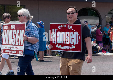 Mendota, MN/USA - Luglio 14, 2018: i sostenitori del Minnesota membro rappresentante Rick Hansen tenere segni e marzo durante Mendota annuale giorni parade. Foto Stock