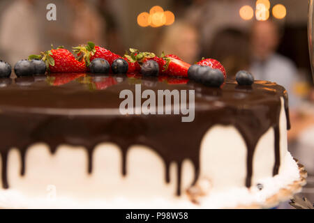 Semplice ed elegante torta nuziale Foto Stock