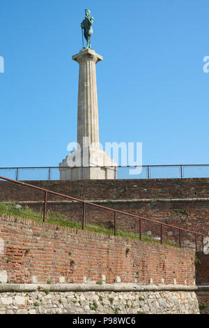 Belgrado, Serbia - Maggio 03, 2018: Monumento a Pobednik (Victor) nella Fortezza di Belgrado creato dallo scultore Ivan Mestrovic nel 1928. Foto Stock