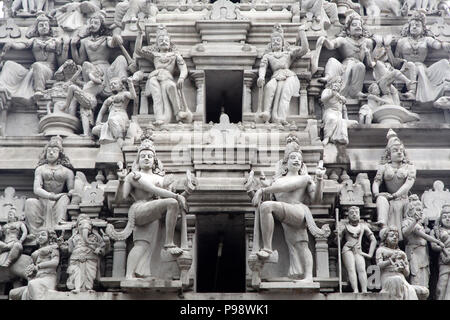 Le figure di divinità su di Shri Ponnambalawaneswaram Kovil tempio indù di Colombo, Sri Lanka. Le figure stare sopra l'entrata del tempio's inn Foto Stock