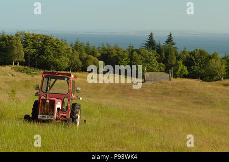 Un trattore abbandonati in un campo a Backies, vicino Golspie village nelle Highlands scozzesi Foto Stock