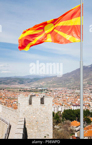 Ohrid, Repubblica di Macedonia : bandiera macedone sulla sommità di Samuel della fortezza e panoramica dell'Unesco elencati di Ohrid città vecchia e il lago di Ohrid. Costruito su t Foto Stock