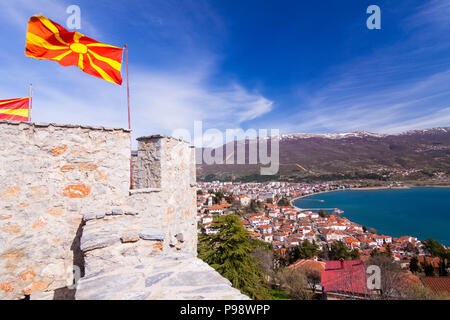 Ohrid, Repubblica di Macedonia : bandiere macedone sulla sommità di Samuel della fortezza e panoramica dell'Unesco elencati di Ohrid città vecchia e il lago di Ohrid. Costruito su Foto Stock