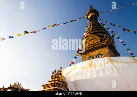 Valle di Kathmandu, Nepal : Swayambhunath stupa buddisti (aka Monkey Temple) ad ovest della città di Katmandu. Foto Stock