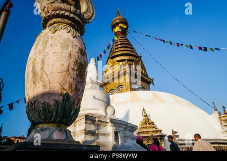 Valle di Kathmandu, Nepal : Swayambhunath stupa buddisti (aka Monkey Temple) ad ovest della città di Katmandu. Foto Stock