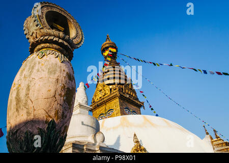 Valle di Kathmandu, Nepal : Swayambhunath stupa buddisti (aka Monkey Temple) ad ovest della città di Katmandu. Foto Stock