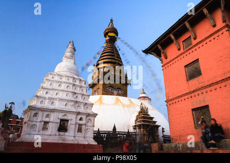 Valle di Kathmandu, Nepal : Swayambhunath stupa buddisti (aka Monkey Temple) ad ovest della città di Katmandu. Foto Stock