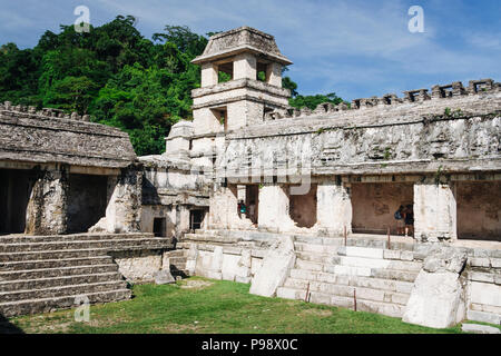 Palenque, Chiapas, Messico : torre di osservazione e il cortile del palazzo al Mayan sito archeologico di Palenque. Foto Stock