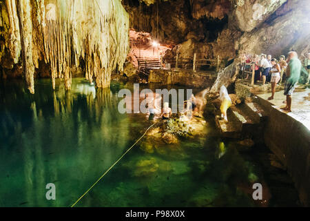 Valladolid, Yucatan, Messico : turisti relax al Cenote Dzitnup noto anche come Cenote Xkeken Foto Stock