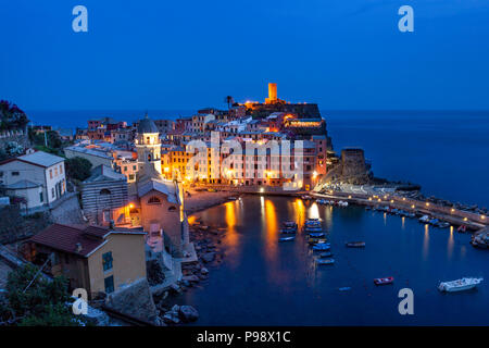 Twilight su Vernazza - una delle Cinque Terre Liguria, Italia Foto Stock
