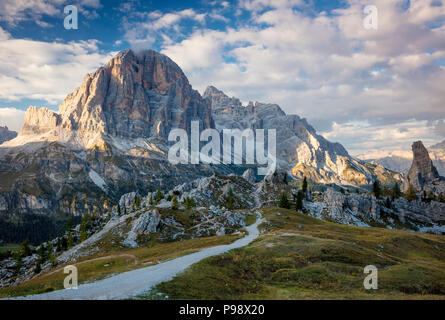 Luce del sole serale su Tofana di Rozes e cinque Torri, Dolomiti, Veneto, Italia Foto Stock