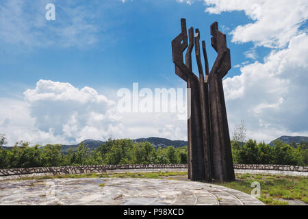 Il 12 metro di altezza calcestruzzo Memorial ai caduti della Lješanska Nahija regione, nei pressi di Cattaro, Montenegro. Costruito nel 1980 Foto Stock