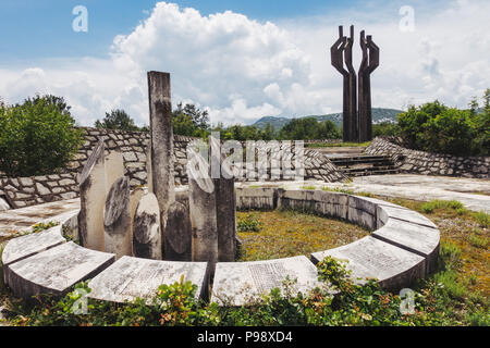 Il 12 metro di altezza calcestruzzo Memorial ai caduti della Lješanska Nahija regione, nei pressi di Cattaro, Montenegro. Costruito nel 1980 Foto Stock