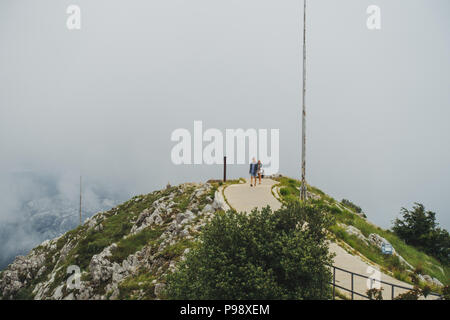Il sentiero fino al Mausoleo di Njegoš, sulle montagne Dinaride sopra Cattaro, Montenegro Foto Stock