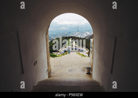 Il sentiero fino al Mausoleo di Njegoš, sulle montagne Dinaride sopra Cattaro, Montenegro Foto Stock