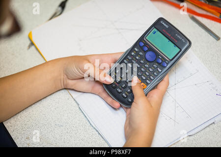 Età secondaria scolaro utilizzando una calcolatrice elettronica in una lezione di matematica regno unito Foto Stock