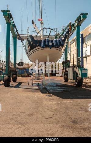 Catamarano appendere nel dock presso un cantiere navale Foto Stock