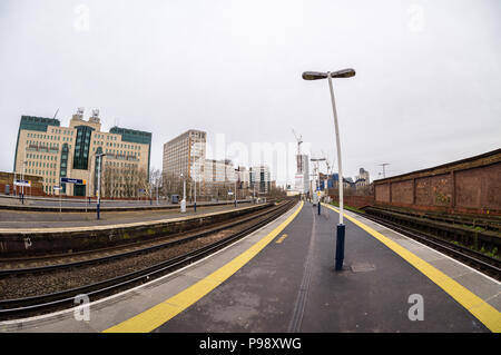 Ampio angolo di visione di MI6 edificio in Vauxhall, Londra, da una piattaforma vuota su Vauxhall stazione ferroviaria Foto Stock