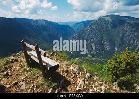 Una sede con una vista da Ćurevac sentiero di montagna che si affaccia sul fiume Tara canyon, il Parco Nazionale del Durmitor, Montenegro Foto Stock