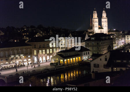 Vista notturna di Zurigo con Grossmuenster minster chiesa, Svizzera Foto Stock