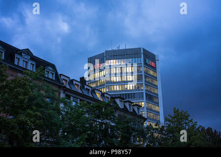 UBS Bank Edificio per uffici a Zurigo durante la notte con le nuvole prese su 12.09.2017, solo uso editoriale Foto Stock