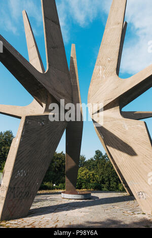 Il Kosmaj il complesso memoriale una stella appuntiti-come monumento eretto a sud di Belgrado, Serbia per commemorare i soldati caduti Foto Stock