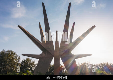 Il Kosmaj il complesso memoriale una stella appuntiti-come monumento eretto a sud di Belgrado, Serbia per commemorare i soldati caduti Foto Stock