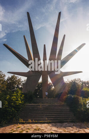 Un turista è sopraffatte dalla Kosmaj il complesso memoriale una stella appuntiti-come monumento eretto a sud di Belgrado, Serbia Foto Stock