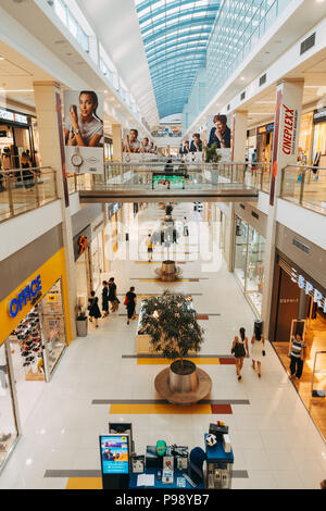 L'interno del Delta City shopping mall a Belgrado in Serbia Foto Stock