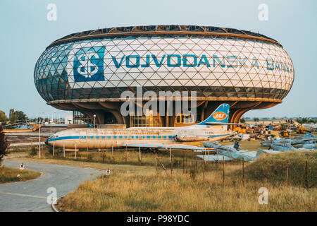 Trascurate-iugoslava era aeromobile sul display in estate il sole al di fuori del Museo Aeronautica Belgrado, Serbia Foto Stock