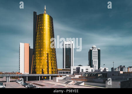 Elevata la vista panoramica della cittã oltre ad Astana in Kazakistan con torri dorate aka le lattine di birra e palazzo presidenziale Ak Orda Foto Stock