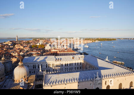 Vista aerea di Venezia prima del tramonto, Italia Foto Stock