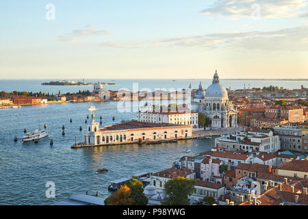 Chiesa di Santa Maria della Salute, vista aerea di Venezia con punta della dogana prima del tramonto, Italia Foto Stock