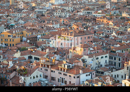 Vista aerea di tetti di Venezia prima del tramonto, Italia Foto Stock