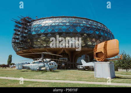 Trascurate-iugoslava era aeromobile sul display in estate il sole al di fuori del Museo Aeronautica Belgrado, Serbia Foto Stock