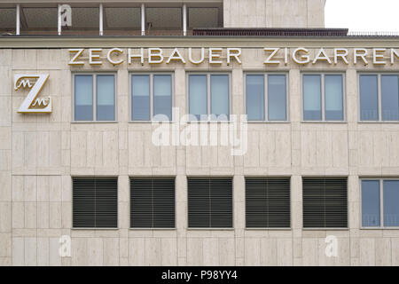 Monaco di Baviera, Germania - 30 Giugno 2018: il logo del concessionario di sigari Zechbauer sulla facciata esterna della cigar shop su Giugno 30, 2018 a Monaco di Baviera. Foto Stock