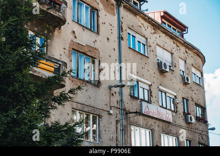 Fori da shell shrapnel ancora segna le pareti di molti edifici e abitazioni a Sarajevo, Bosnia ed Erzegovina, decenni dopo l'assedio terminato Foto Stock