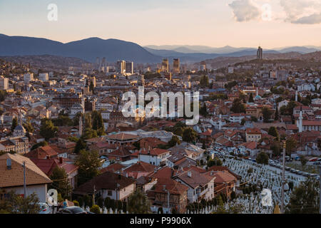 Si affacciano su di un cimitero a Sarajevo, Bosnia ed Erzegovina Foto Stock