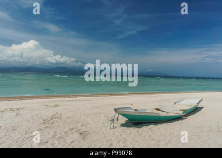 Barca a una spiaggia sull'isola di Nusa Lembongan, guardando Bali da Nusa Lembongan, Indonesia Foto Stock