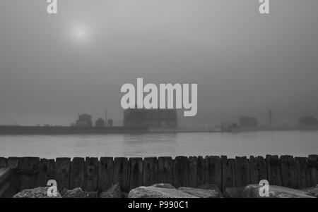 Southwold Harbour nella nebbia Foto Stock