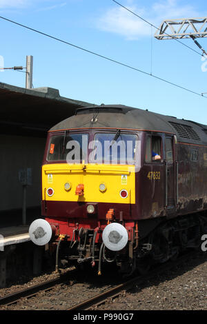Classe 47 diesel-elettrico loco, 47 832, in livrea WCRC a Carnforth station con railtour da LLandudno a Saltburn. Foto Stock