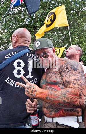 Estrema destra "Calcio Lads Alliance' Pro-Trump e libera Tommy Robinson ha tenuto una manifestazione di protesta con migliaia di sostenitori nel centro di Londra 14 Luglio 2018 Foto Stock